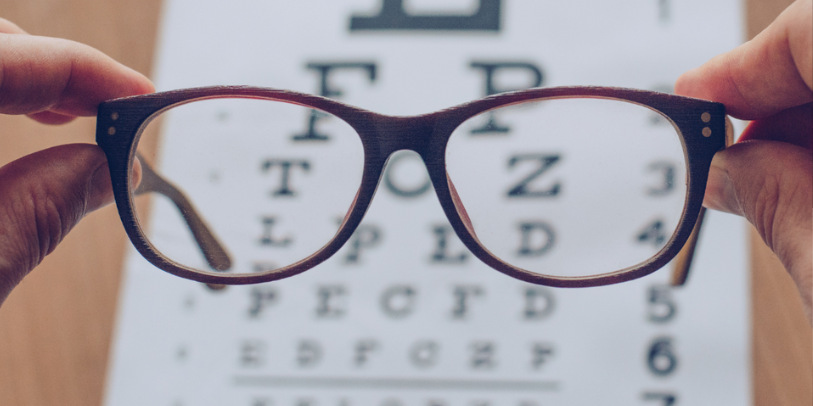 Näkötestitaulu silmälasien läpi katsottuna.